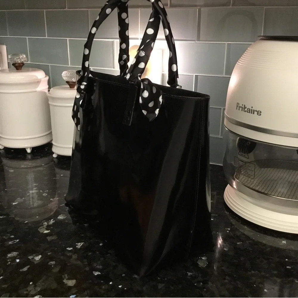 GUCCI black patent tote shoulder bag w/ matching attached pouch; gold hardware. - Picture 8 of 16